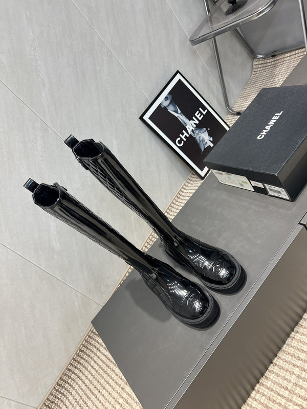 CC 25S Round Toe Mid-Heel Zippered High Boots in Black Glossy Cowhide and Embroidered Latticework 442492