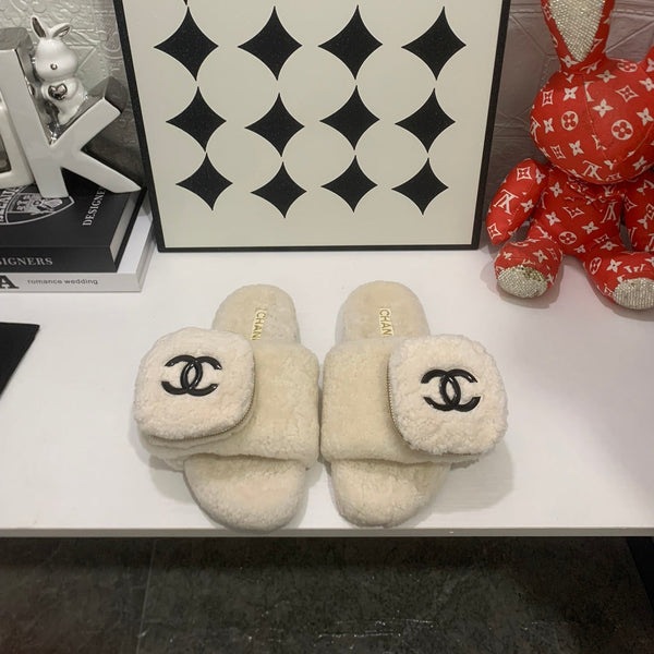 CC 25s Logo Slippers Beige Shearling 455074