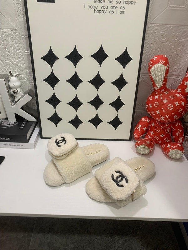 CC 25s Logo Slippers Beige Shearling 455074