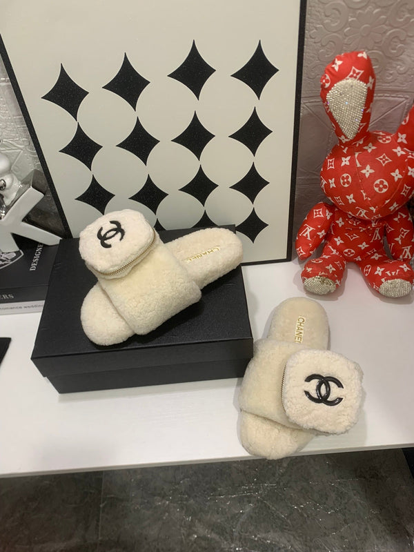 CC 25s Logo Slippers Beige Shearling 455074