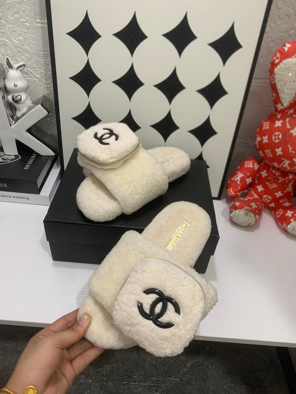 CC 25s Logo Slippers Beige Shearling 455074