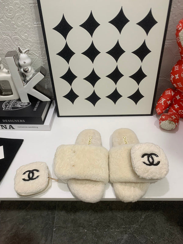 CC 25s Logo Slippers Beige Shearling 455074