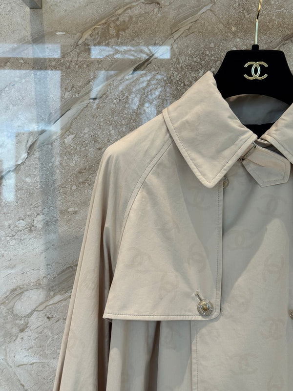 CC 25B Trench lungo con logo nascosto in cotone beige