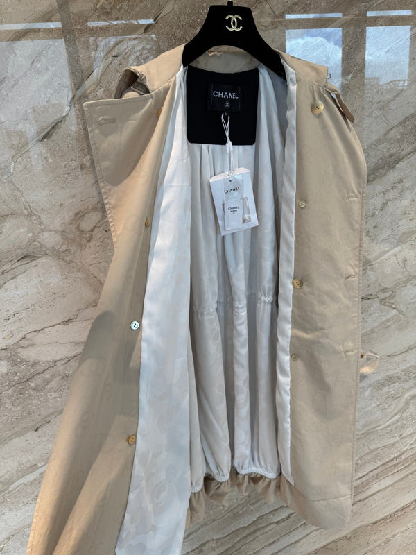 CC 25B Trench lungo con logo nascosto in cotone beige