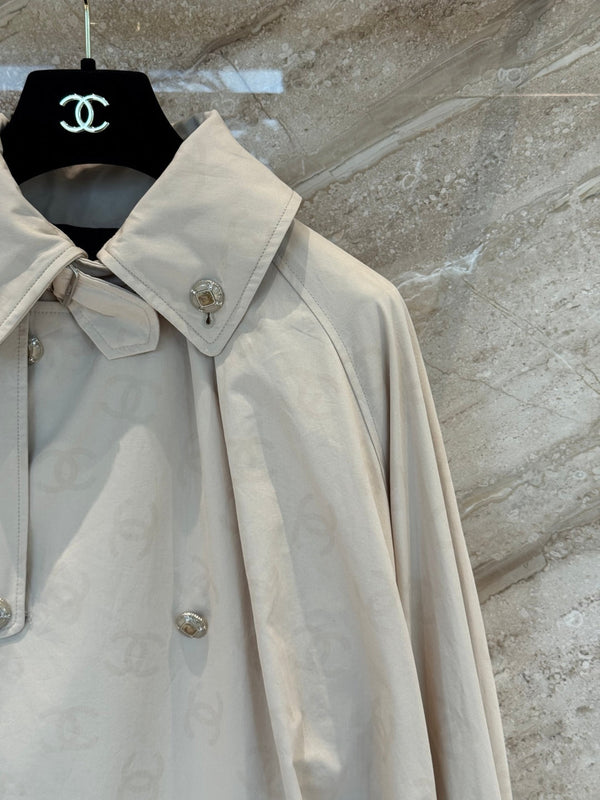 CC 25B Trench lungo con logo nascosto in cotone beige