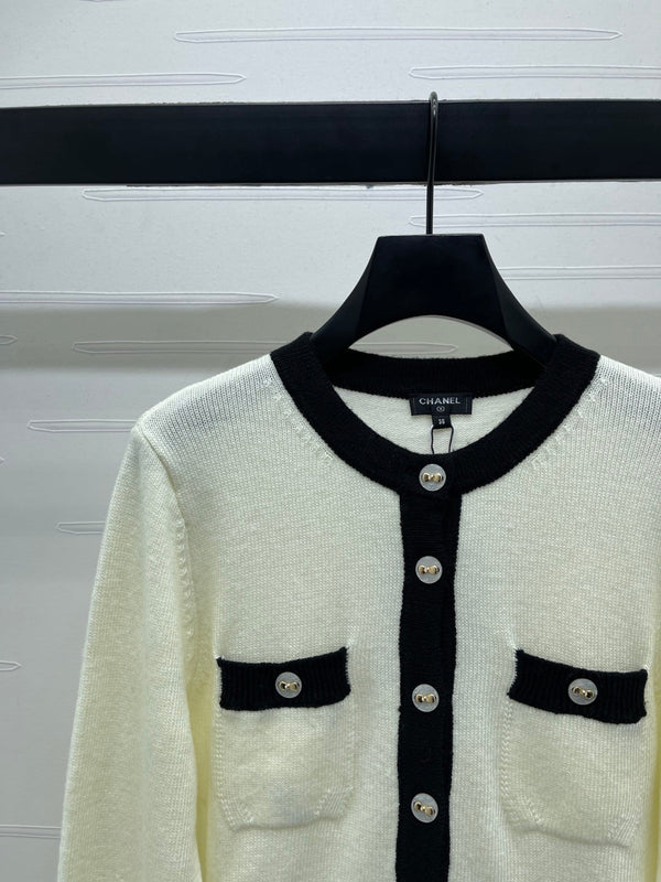 CC 25F Round-Neck Knitted Long-Sleeved Cardigan White Wool