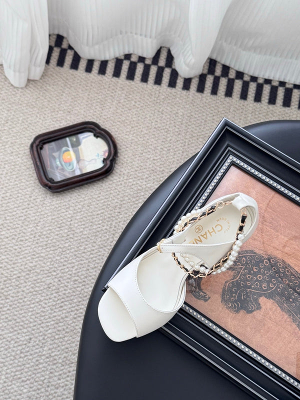 CC 25B Mary Janes 85mm Tacco Alto Cinturino di Perle Pelle di Montone Bianca