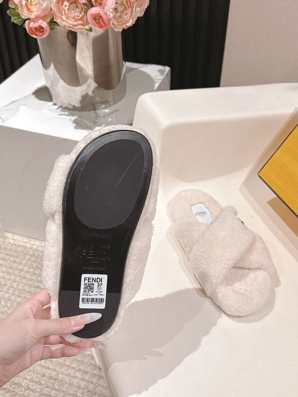 Fendi F013 2025ss Fluffy Slippers White Lambswool 467192