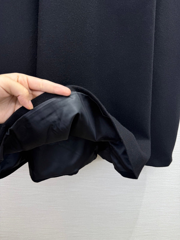 CD 25SS Abito con scollo a V e volant in lana nera 306508