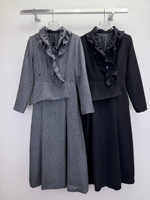 CD 25SS Abito con scollo a V e volant in lana nera 306508