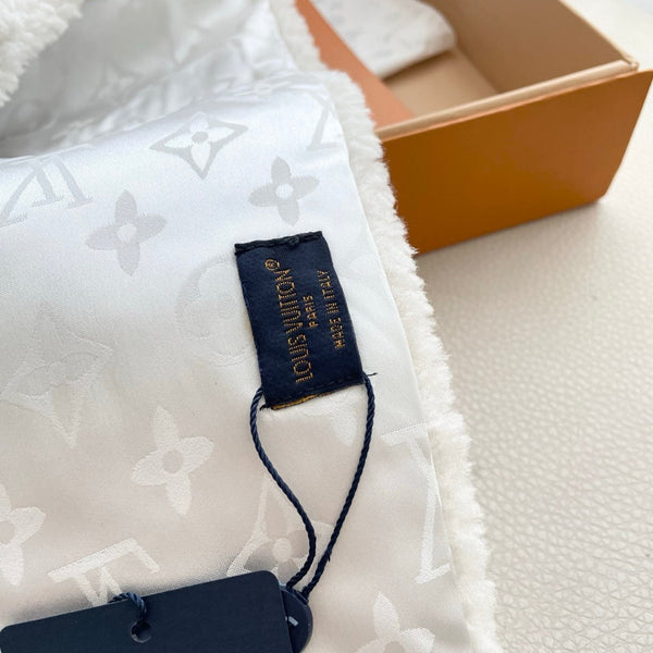 LV Shearling Teddy Scarf 839752