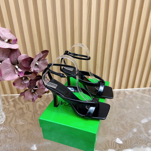 BV 25SS Flat-Soled High-Heeled Ankle Strap Sandals Black Shiny Calfskin