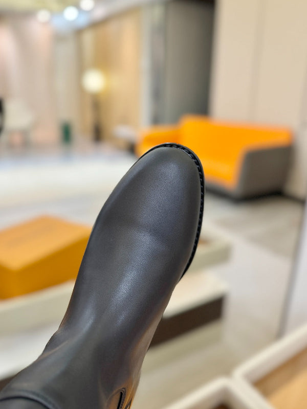 LV Donkey Metal Buckle-Decorated Knight Boots Black Cowhide 504713