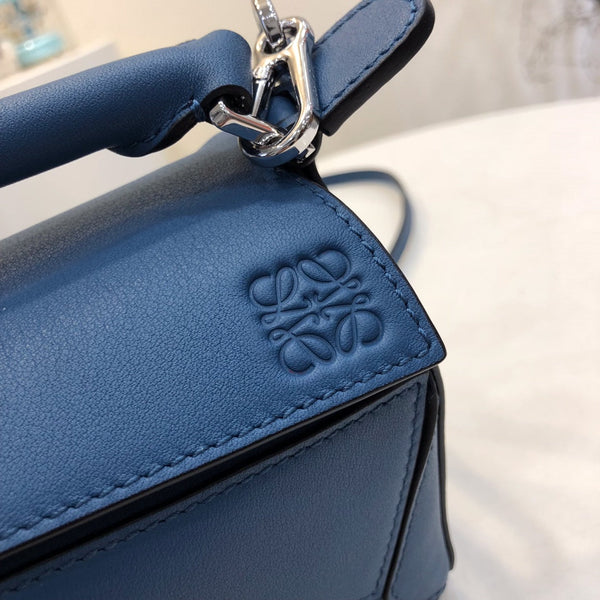 BORSA LOE MINI 18 PUZZLE IN PELLE DI VITELLO BLU NAVY