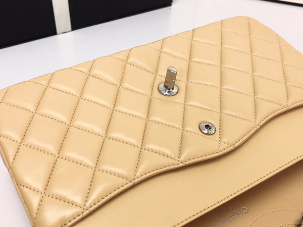 borsa a patta jumbo 30 beige chiaro in pelle di agnello con finiture in argento