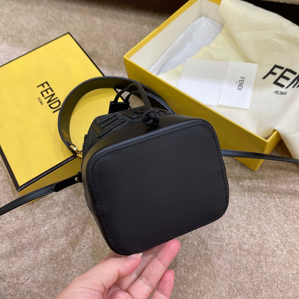 MON TRESOR 18 IN PELLE DI VITELLO NERA E RETE