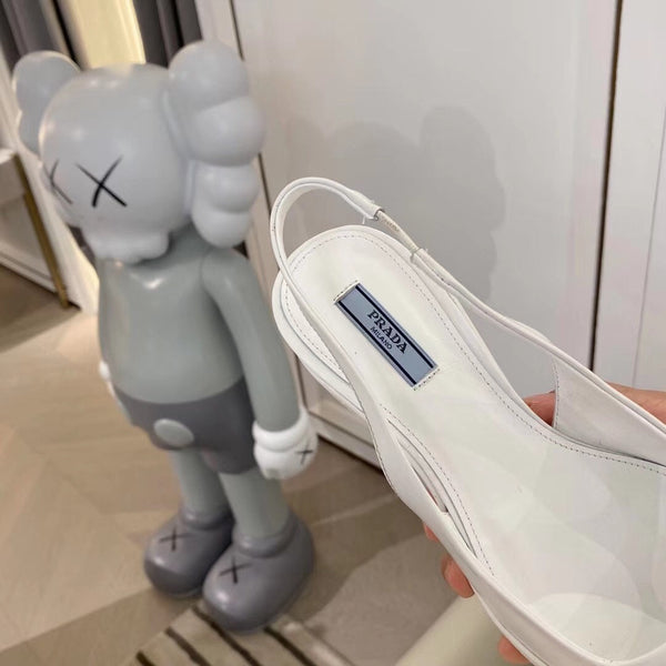 DÉCOLLETÉ CON CINTURINO E LOGO TRIANGOLARE IN PELLE DI VITELLO LUCIDA BIANCA