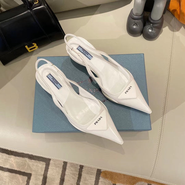 DÉCOLLETÉ CON CINTURINO E LOGO TRIANGOLARE IN PELLE DI VITELLO LUCIDA BIANCA