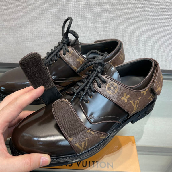 SCARPE LV DERBY HARNESS IN PELLE DI VITELLO MARRONE CIOCCOLATO