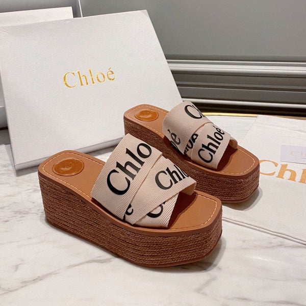 CHLOÉ WOODY WEDGE IN BEIGE DENIM WITH BLACK LOGO