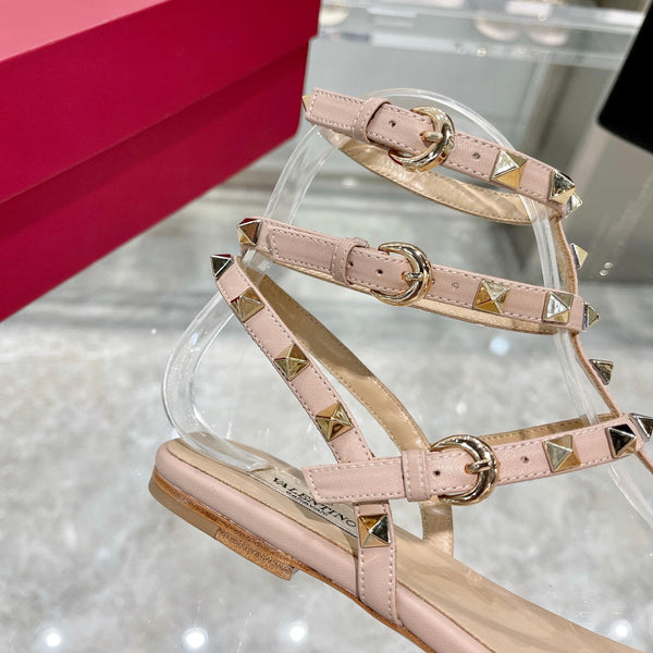 SANDALO INFRADITO ROCKSTUD CON CINTURINI IN PELLE DI VITELLO ROSA CHIARO