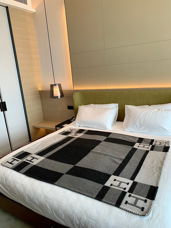 HM Avalon Throw Blanket Black Wool Cashmere