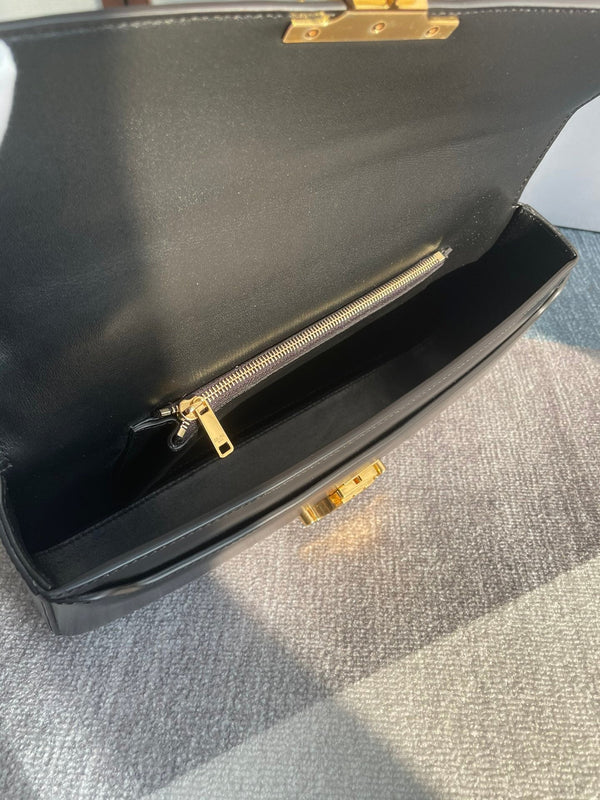 CHAIN SHOULDER BAG CLAUDE 33 IN BLACK CALFSKIN GOLD HARDWARE