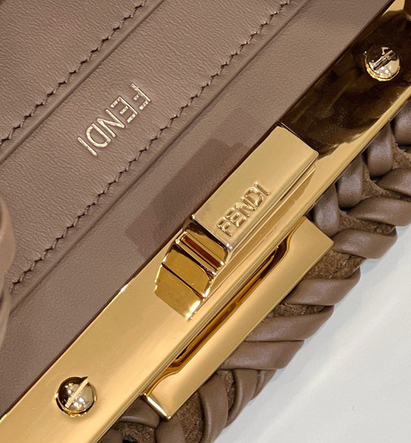 PEEKABOO ISEEU 27 IN PELLE DI VITELLO LISCIA MARRONE CON BORDI INTRECCIATI E FERRAMENTA ORO