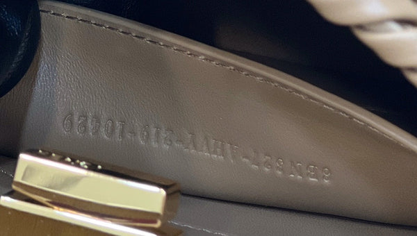 PEEKABOO ISEEU 27 IN PELLE DI VITELLO LISCIA MARRONE CON BORDI INTRECCIATI E FERRAMENTA ORO