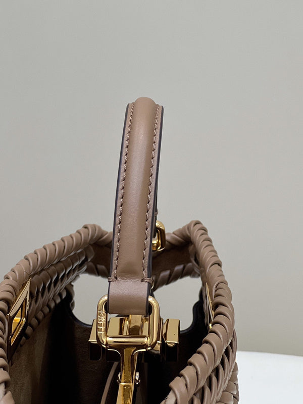 PEEKABOO ISEEU 27 IN PELLE DI VITELLO LISCIA MARRONE CON BORDI INTRECCIATI E FERRAMENTA ORO