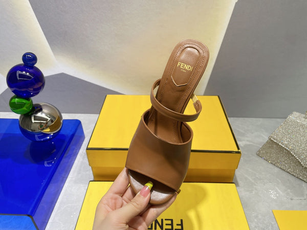 FENDI PRIMO SANDALO CON TACCO ALTO 95 MM IN PELLE DI AGNELLO MARRONE SEPPIA CON FERRAMENTA ORO