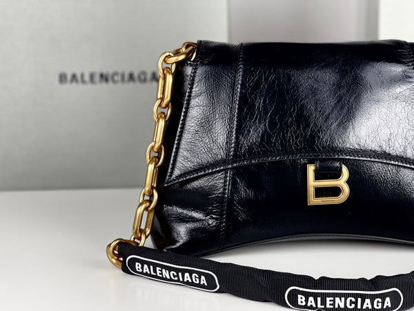 DOWNTOWN SHOULDER BAG 29 IN BLACK WAXED SHEEPSKIN GOLD HARDWARE