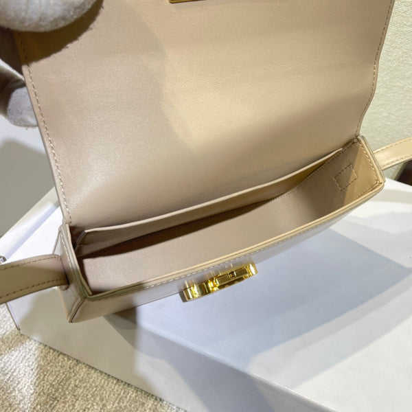 classic triumph 20 in pelle di vitello beige chiaro con finiture dorate