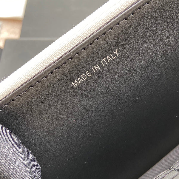 CC Classic Woc 20cm White Grained Calfskin Black Hardware