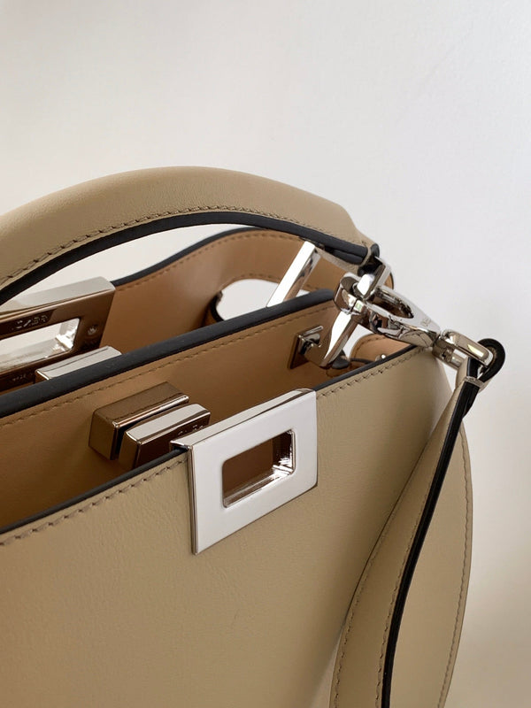 Borsa Peekaboo ISeeU Small da 27 cm in pelle di agnello color avorio con finiture dorate