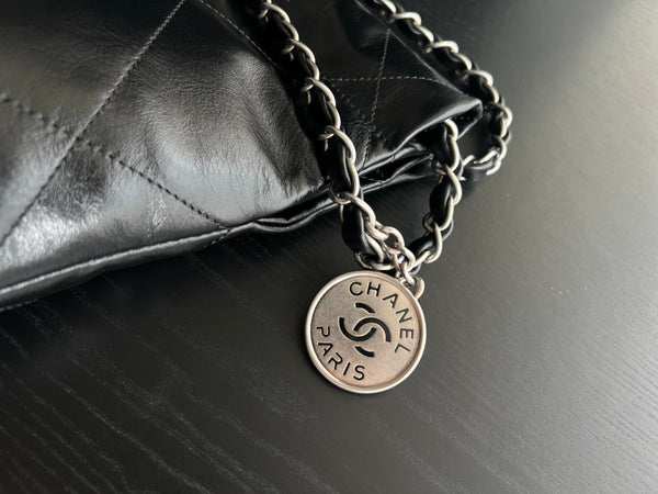 BORSA CC HOBO 22 IN PELLE DI AGNELLO NERA CON FERRAMENTA IN ARGENTO