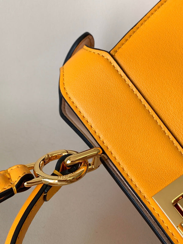 Borsa Peekaboo ISeeU Small da 27 cm in pelle di agnello gialla con finiture dorate