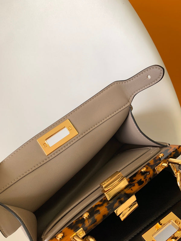 Borsa Peekaboo ISeeU Small da 27 cm in pelle di agnello marrone chiaro, finiture dorate