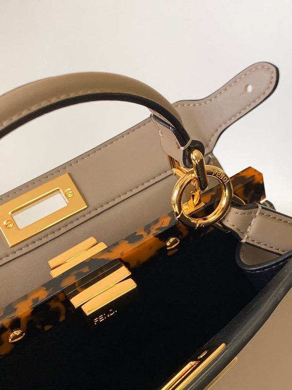 Borsa Peekaboo ISeeU Small da 27 cm in pelle di agnello marrone chiaro, finiture dorate