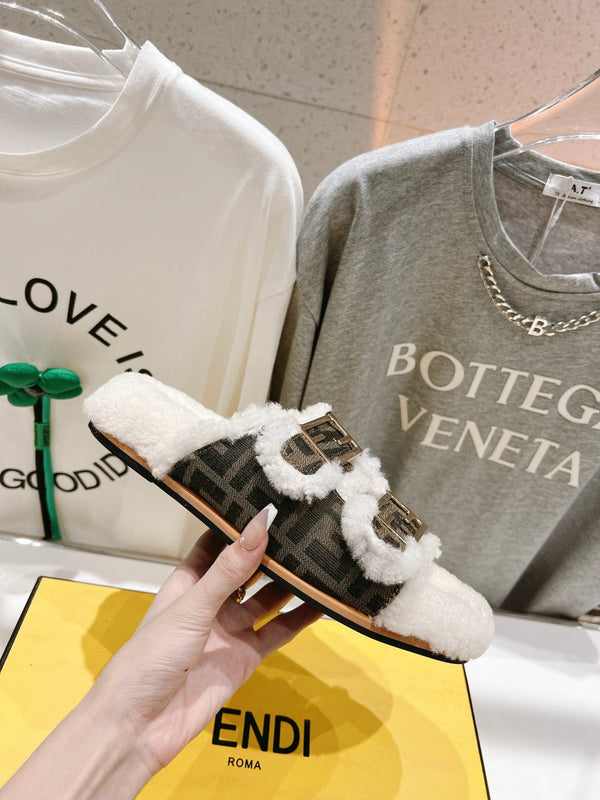 FENDI DAD SANDAL MULE IN BROWN MONOGRAM FF CANVAS WITH WHITE FLEECE