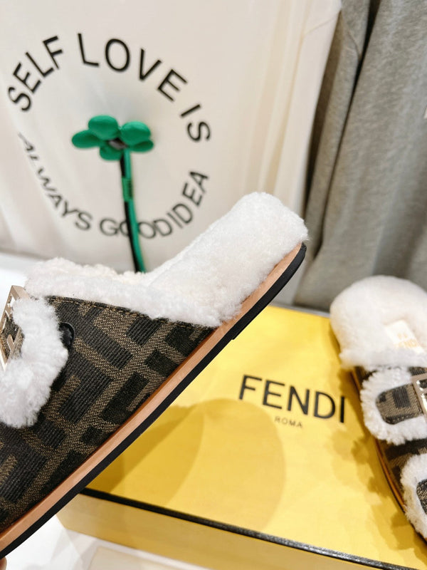 FENDI DAD SANDAL MULE IN BROWN MONOGRAM FF CANVAS WITH WHITE FLEECE