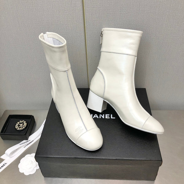 BLOCK HEEL ANKLE BOOTS IN WHITE CALFSKIN