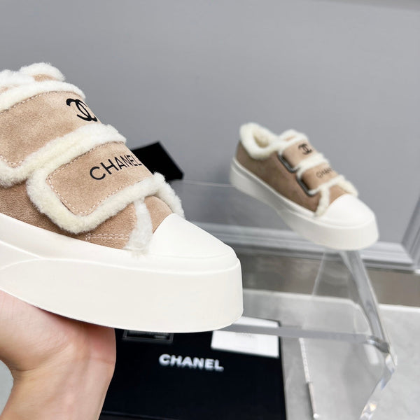 Sneaker CC con suola spessa, fodera in lana scamosciata beige bianca e pile