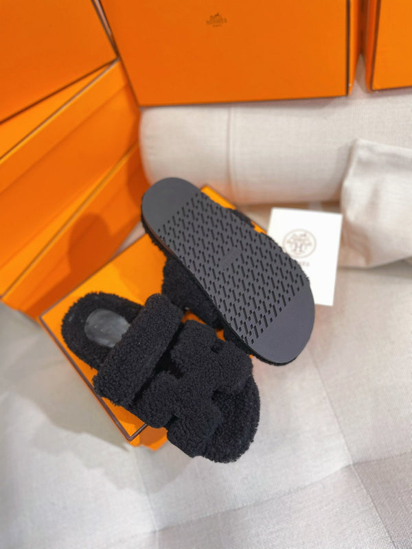 chypre sandal black lamb wool