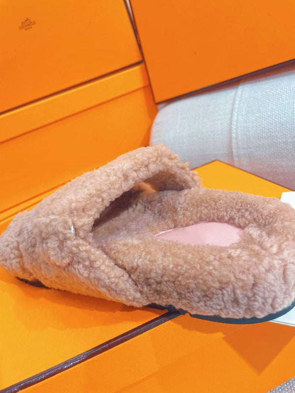 chypre sandal light pink lamb wool