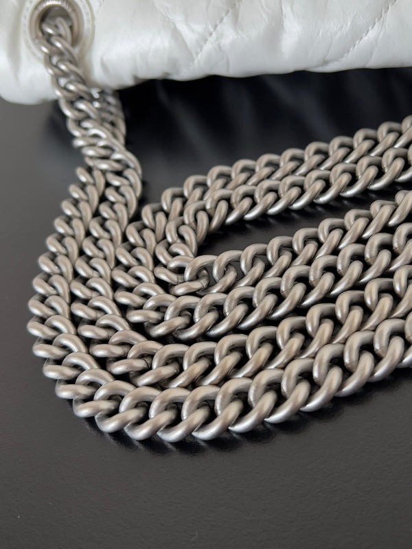 CRUSH CHAINED BAG 32 IN WHITE QUILTED CRUSHED CALFSKIN SILVER HARDWARE