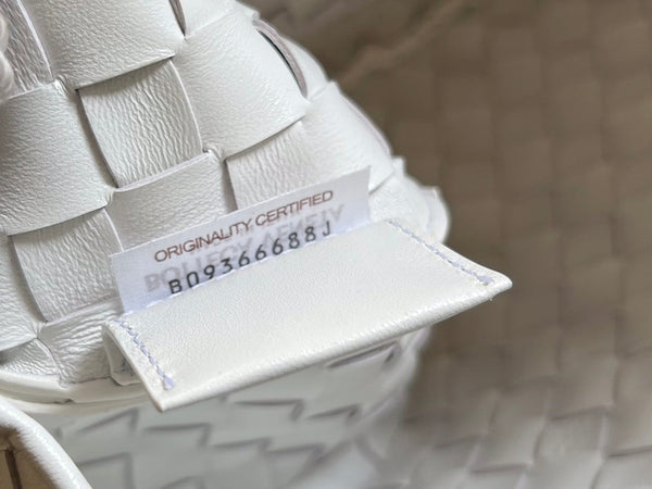 SARDINA 33 CON CATENA IN PELLE DI AGNELLO BIANCA