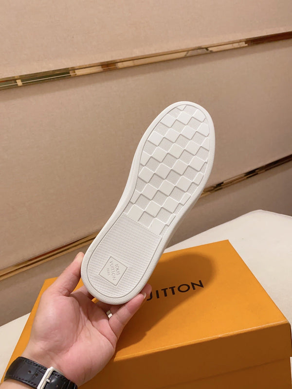 SNEAKER LV RIVOLI IN PELLE DI VITELLO CON MINI MONOGRAMMA IN RILIEVO BIANCO