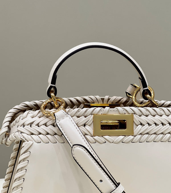 PEEKABOO ISEEU 27 IN PELLE DI VITELLO LISCIA BIANCA CON BORDI INTRECCIATI E FERRAMENTA ORO