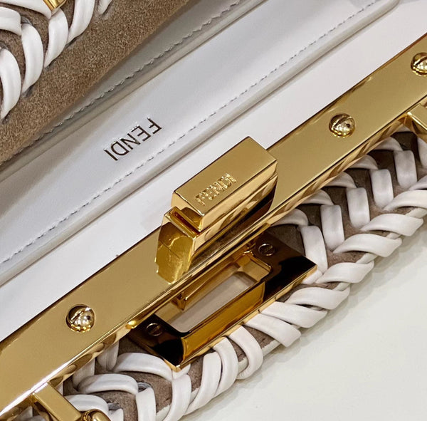 PEEKABOO ISEEU 27 IN PELLE DI VITELLO LISCIA BIANCA CON BORDI INTRECCIATI E FERRAMENTA ORO